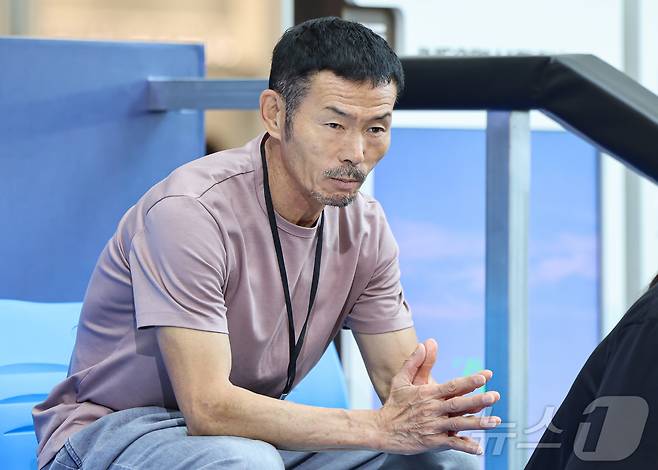 토트넘 손흥민 선수의 아버지 손웅정 감독이 6일 서울 영등포구 타임스퀘어에서 열린 아디다스 축구화 F50 발매 기념행사 '오직 스피드를 위해-SON IS COMING'에 참석하고 있다. 2024.7.6/뉴스1 ⓒ News1 김도우 기자