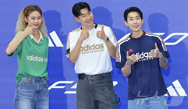 토트넘 손흥민, 배우 정호연, 가수 박재범이 6일 서울 영등포구 타임스퀘어에서 열린 아디다스 축구화 F50 발매 기념행사 '오직 스피드를 위해-SON IS COMING'에 참석해 포즈를 취하고 있다. 2024.7.6/뉴스1 ⓒ News1 김도우 기자