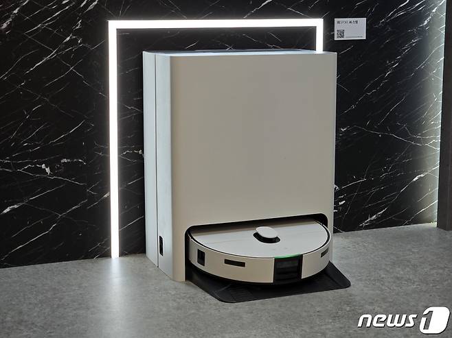 삼성전자가 3일 '웰컴 투 비스포크 AI(인공지능)' 미디어 데이에서 공개한 '비스포크 AI 스팀' 로봇청소기. 삼성전자는 이날 해당 제품을 공식 출시했다. 2024.4.3/뉴스1