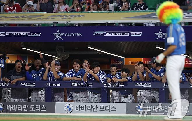 6일 오후 인천시 미추홀구 문학동 SSG랜더스필드에서 열린 '2024 신한 SOL Bank KBO 올스타전’ 나눔 올스타와 드림 올스타의 경기, 7회말 드림 올스타 선수들이 더그아웃에서 SSG 박지환의 퍼포먼스에 손뼉을 치며 환하게 웃고 있다. 2024.7.6/뉴스1 ⓒ News1 김진환 기자