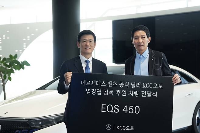 LG 염경엽 감독(오른쪽)이 지난 5일 메르세데스 벤츠 공식 딜러 KCC오토 류인진 대표와 후원 차량 전달식을 기념하고 있다. 사진 | KCC오토