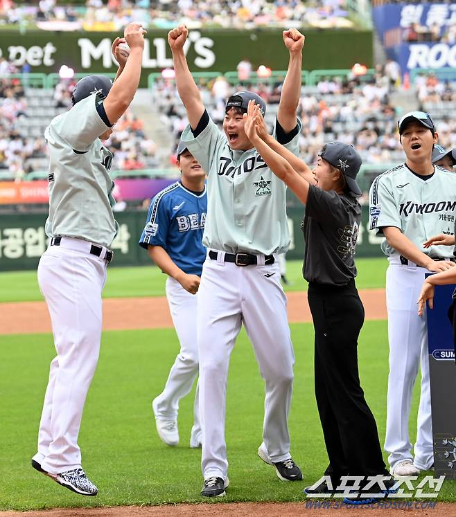 6일 인천 SSG랜더스필드에서 열린 2024 KBO 올스타전, 써머레이스에서 NC 김재열과 김영규가 승리에 환호하고 있다. 인천=허상욱 기자wook@sportschosun.com/2024.07.06/