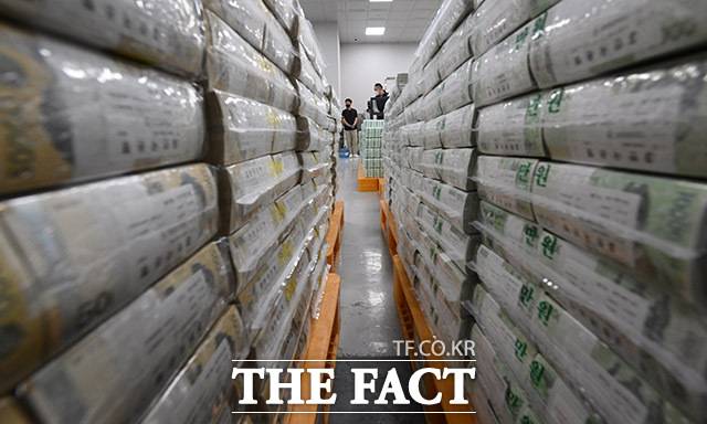 정부가 세수부족으로 인해 한국은행에 91조 원 이상 마이너스 대출을 받았던 것으로 나타됐다/ 더팩트 DB