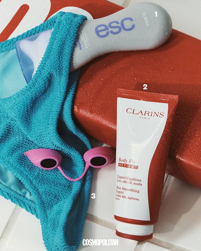 1 문지를수록 은은한 온열감이 올라오며 혈행을 개선하는 보디 전용 괄사 마사지 크림. 에스신과 황산마그네슘 성분이 붓고 뭉친 다리의 혈액순환을 촉진한다. 마그네슘 플러스 에스신 바디 괄사 마사지 크림 2만9천원대 b.clinicx. 2 말차 추출물, 식물성 카페인 등을 함유한 브랜드의 독자적인 스킨 스무딩 파워 콤플렉스가 보디라인까지 매끄럽게 정리한다. 라이트 핑크 로션 젤 텍스처가 보다 강력한 쿨링 효과로 보디 피부 온도를 빠르게 낮춰 탄력 있는 보디라인을 만든다. 바디 핏 액티브 스킨 스무딩 엑스퍼트 9만4천원대 Clarins. 3 비키니 브리프 7만9천원(비키니 브라 포함) The Verlin.