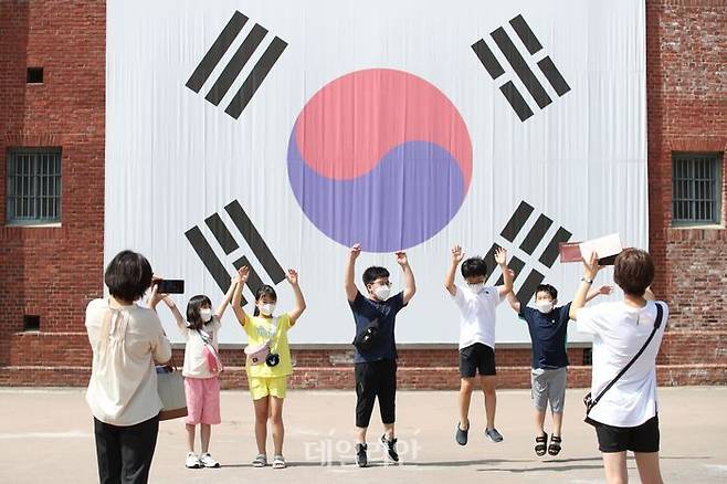 서울 서대문구 서대문형무소 태극기 앞에서 어린이들이 대한독립만세를 외치고 있다(자료사진). ⓒ데일리안DB