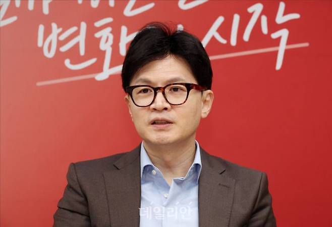 국민의힘 7·23 전당대회 당대표 후보로 나선 한동훈 전 비상대책위원장이 지난 3일 오후 서울 여의도 대산빌딩에 마련된 선거캠프 사무실에서 데일리안과 인터뷰를 하고 있다. ⓒ데일리안 홍금표 기자