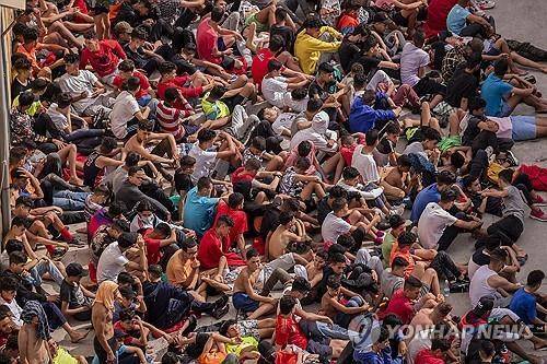 스페인 입국을 기다리고 있는 난민. [AP=연합뉴스]