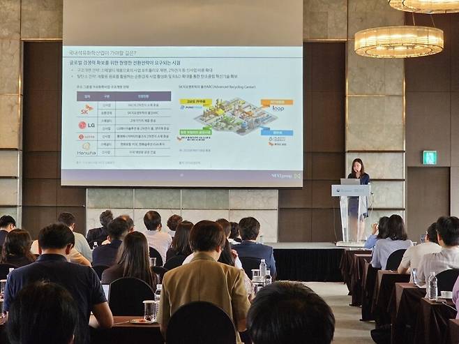 5일 서울 더플라자호텔에서 기후·에너지 연구단체인 ‘넥스트’와 환경부 온실가스종합정보센터 공동 주최로 ‘2050 탄소중립-2035 NDC의 의미와 추진 방향’을 주제로 한 심포지엄이 진행되고 있다. 김정수 선임기자