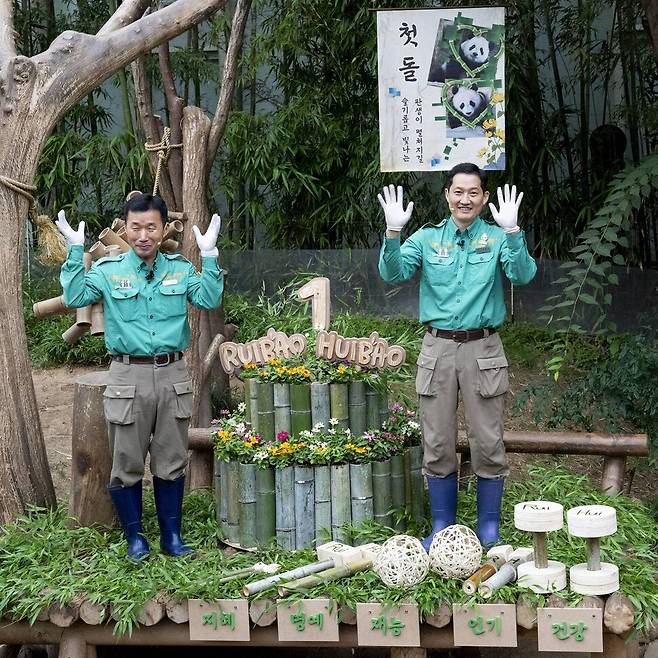 인사하는 강철원 에버랜드 주키퍼(왼쪽)와 송영관 주키퍼. 삼성물산 리조트부문 제공