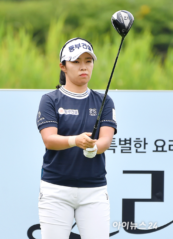 김수지가 7일 인천 청라 베어즈베스트 청라GC에서 열린 '롯데 오픈'(총상금 12억원, 우승 상금 2억1600만원) 최종 라운드에서 티샷을 하고 있다. [사진=곽영래 기자]