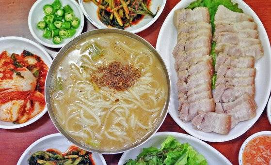 대전은 칼국수를 골라먹는 재미를 느낄 수 있는 먹방 여행지다. 한국철도공사 직원 회식 장소인 홍가네칼국수의 사골칼국수. 진한 국물 맛이 일품이다. 중앙포토