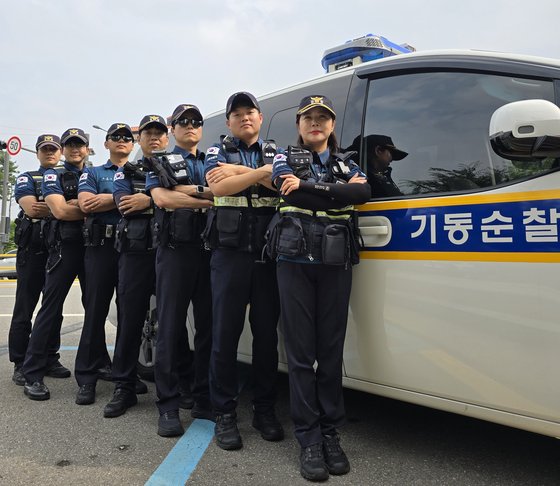 경기남부경찰청 기동순찰2대 4팀 김현경 팀장(오른쪽부터), 박진호 경장, 유재준 경사, 김회연 경위, 허범일 경장, 손준형 경사. 손성배 기자