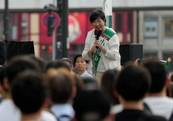 지난 5일 가두연설을 하고 있는 고이케 유리코 도쿄도지사. 7일 치러진 도쿄도지사 선거에서 고이케 지사는 3선 당선이 확실시되고 있다. EPA=연합뉴스