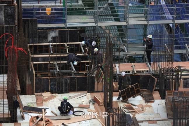 지난 3월7일 서울의 한 주택 재개발 현장에서 노동자들이 작업하는 모습. 조태형 기자