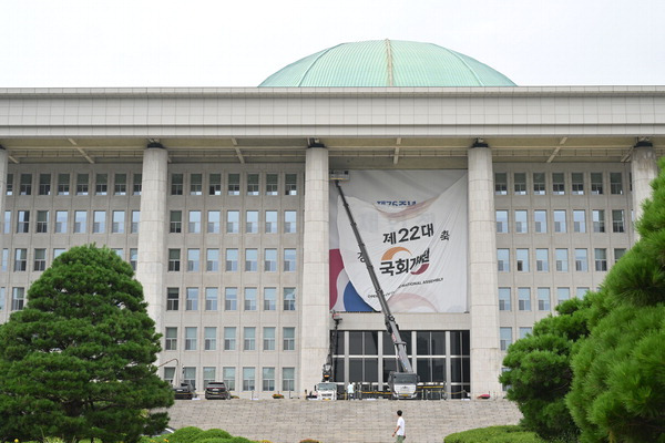 국회 개원식이 ‘채상병특검법’ 본회의 통과에 따른 여야 갈등으로 연기된 7일, 22대 국회 경축 현수막이 내려지고 있다.  김정록 기자