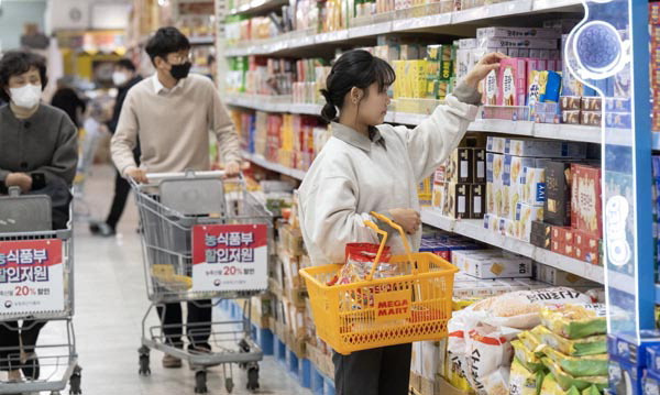 부산지역 한 대형마트에서 시민이 장을 보는 모습. 국제신문DB