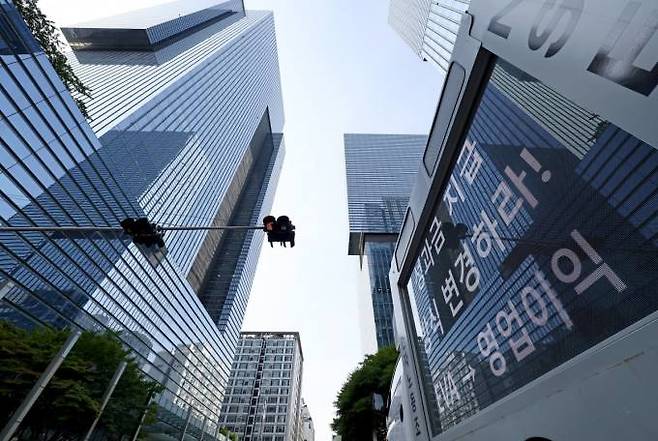 삼성전자 사내 최대 노조인 전국삼성전자노동조합이 첫 연가 투쟁에 나선 지난달 7일 오전 서울 서초구 삼성전자 서초사옥 앞에 노조 트럭이 주차되어 있다. 연합뉴스