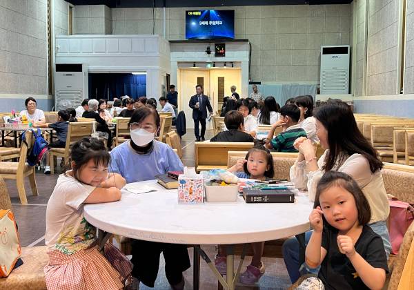 수원풍성한교회 교인들이 지난 30일 3세대 주일학교에서 소그룹 활동을 하고 있다. 수원풍성한교회 제공