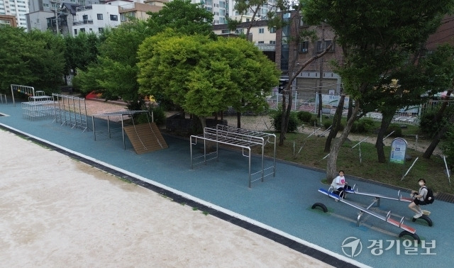 경기지역 초등학교와 유치원 놀이터 바닥에 사용한 탄성포장재에서 기준치 이상의 발암물질이 검출된 가운데 시공 이후에는 안전검사 규정이 미흡한 것으로 나타나 아이들의 건강이 위협받고 있다. 사진은 탄성포장재를 사용한 도내 초등학교. 조주현기자