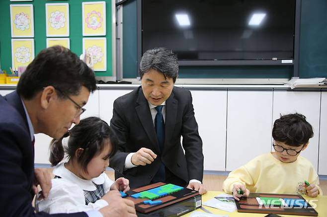 [진천=뉴시스] 이주호 사회부총리 겸 교육부장관이 지난 3월12일 충북 진천군 상신초를 방문해 이 학교의 맞춤형 늘봄학교 프로그램을 체험하고 있다. (사진=뉴시스DB). 2024.07.07. photo@newsis.com