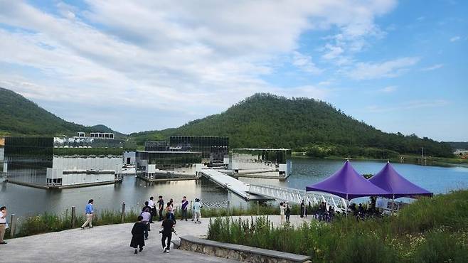 [사진=박현주 미술전문기자]언론에 공개된 안좌도 플로팅 미술관 전경.  *재판매 및 DB 금지