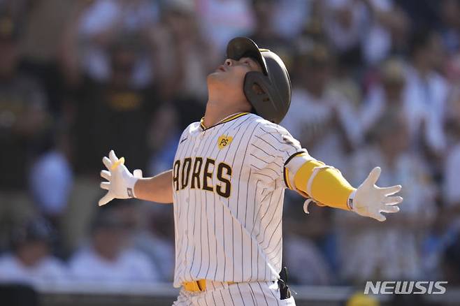 [샌디에이고=AP/뉴시스] 메이저리그(MLB) 샌디에이고 파드리스 김하성이 7일(한국시각) 미국 캘리포니아주 샌디에이고의 펫코파크에서 벌어진 '2024 MLB' 애리조나 다이아몬드백스와 홈경기에 8번 타자 유격수로 선발 출전해 4타수 3안타 1타점 1득점을 기록했다. 사진은 지난달 23일 미국 캘리포니아주 샌디에이고의 펫코 파크에서 열린 밀워키 브루어스와 경기에서 4회말 1점 홈런(시즌 10호)을 친 후 베이스를 돌며 세리머니하고 있는 김하성. 2024.06.23.