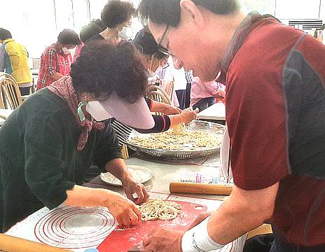 대전 유성구 ‘세동 밀쌈마을’에선 우리밀을 이용한 요리 만들기 뿐만 아니라 계절별로 다양한 농산물 수확 체험도 할 수 있다. 세동 밀쌈마을