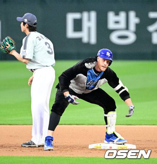 [OSEN=인천, 지형준 기자] 6일 오후 인천 SSG랜더스필드에서 ‘2024 신한 SOL BANK KBO리그’ 올스타전이 열렸다.인천에서 프로야구 올스타전이 열리는 것은 2008년 이후 16년 만이다.&nbsp;2회 나눔 올스타 삼성 맥키넌이 안타를 날리고 세리머니를 하고 있다. 2024.07.05 / jpnews@osen.co.kr