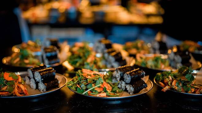 충무김밥을 변형한 오징어 고수 초무침