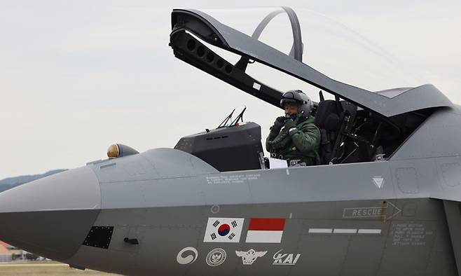 KF-21 시험비행조종사가 KF-21 조종석에서 헬멧을 만지고 있다. 세계일보 자료사진