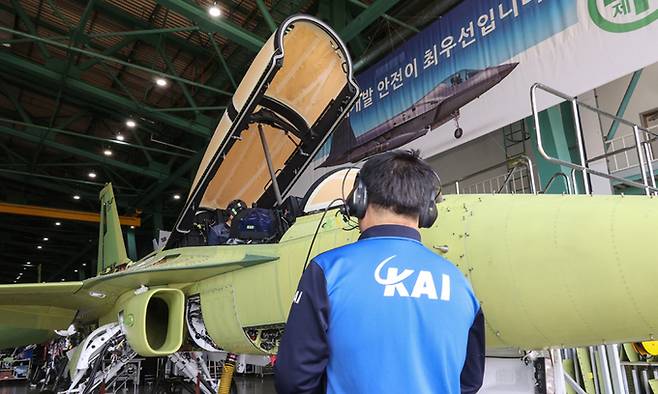 경남 사천 한국항공우주산업(KAI) 본사 고정익동에서 KAI 직원들이 TA-50을 점검하고 있다. 세계일보 자료사진
