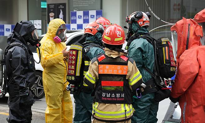 지난 6일 서울 강남구 삼성동의 지상 5층 지하 2층짜리 근린생활시설에서 화학물질 누출로 의심되는 사고가 발생했다. 사진은 이날 사고 현장 모습. 강남소방서 제공