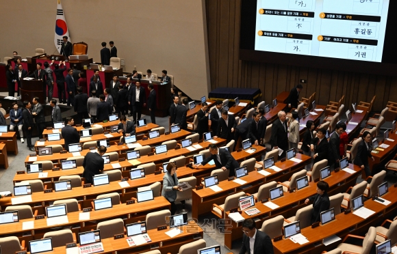 4일 국회 본회의에서 필리버스터가 종료되고 채상병특검법에 대한 표결이 시작되자 국민의힘 의원들이 퇴장하고 있다. 2024.7.4 홍윤기 기자