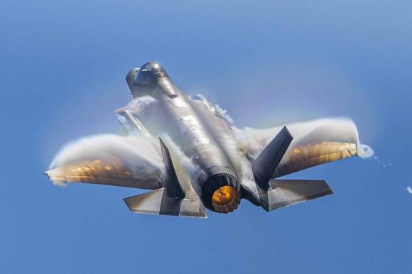 고기동 비행을 하는 F-35A. 미 공군 제공