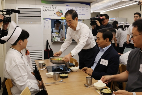 김치찌개 서빙하는 한덕수 총리 - 한덕수 국무총리가 7일 서울 종로구 청년밥상문간 슬로우점을 방문해 경계선지능 청년과 보호자들을 격려하고 식사를 서빙하고 있다. 2024.7.7 연합뉴스