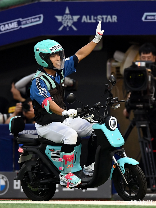 6일 인천SSG랜더스에서 펼쳐진 KBO 올스타전에 전동 바이크를 타고 나타난 롯데 황성빈. 인천｜김민성 기자 marineboy@donga.com