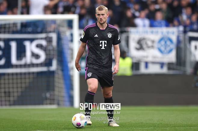 ▲&nbsp;독일 스카이스포츠의 플로리안 플라텐버그 기자는 6일(한국시간) "더 리흐트의 에이전트가 맨유로 이적하기 위해 계속 협상에 나서고 있다"라고 보도했다.&nbsp;이어 "더 리흐트는 에릭 텐 하흐 감독과 함께하는 것을 선호한다. 현재 다른 팀과 협상은 없다"라고 덧붙였다.