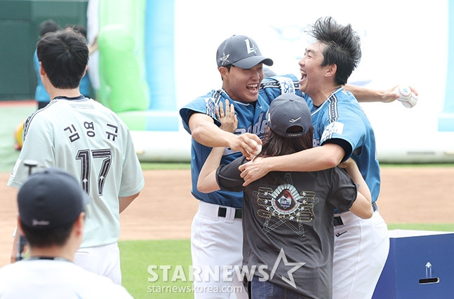 '2024 신한 SOL Bank KBO 올스타전'이 6일 오후 인천 SSG랜더스필드에서 열렸다.  박지환과 문승원(오른쪽에서 세 번째)이 써머레이스에서 결승에 진출한 후 환호하고 있다. /사진=김진경 대기자