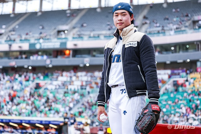 NC 목지훈이 5일 열린 2024 KBO 퓨처스 올스타전에 '미떼소년'이 적힌 외투를 입고 등판을 기다리고 있다. /사진=NC 다이노스 제공