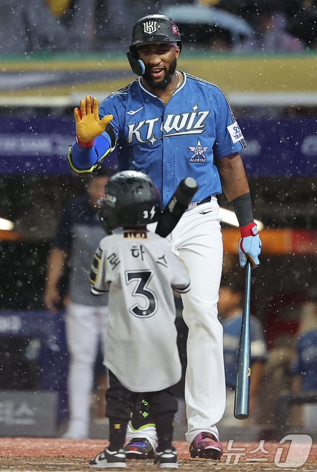 6일 오후 인천시 미추홀구 문학동 SSG랜더스필드에서 열린 '2024 신한 SOL Bank KBO 올스타전' 나눔 올스타와 드림 올스타의 경기, 8회말 드림 올스타 kt 로하스가 타석에 들어선 아들에게 손짓을 하고 있다. /사진=뉴스1