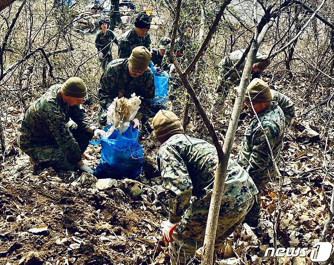 해병대 1사단 정보통신대대 장병들과 미 해병대원들이 4일 오전 포항시 남구 호미곶면 대보저수지 일대에서 환경정화활동을 실시하고 있다. (해병대1사단제공) 2024.3.4/뉴스1 ⓒ News1 최창호 기자