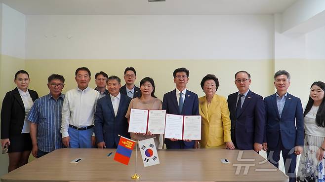 경남정보대는 5일 몽골 현지에서 몽골 국립기술대학교와 학술교류 협약을 체결했다.(경남정보대 제공)