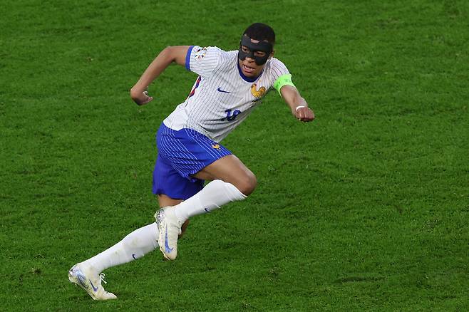 France's forward #10 Kylian Mbappe runs during the UEFA Euro 2024 quarter-final football match between Portugal and France at the Volksparkstadion in Hamburg on July 5, 2024. (Photo by Ronny HARTMANN / AFP)<저작권자(c) 연합뉴스, 무단 전재-재배포, AI 학습 및 활용 금지>