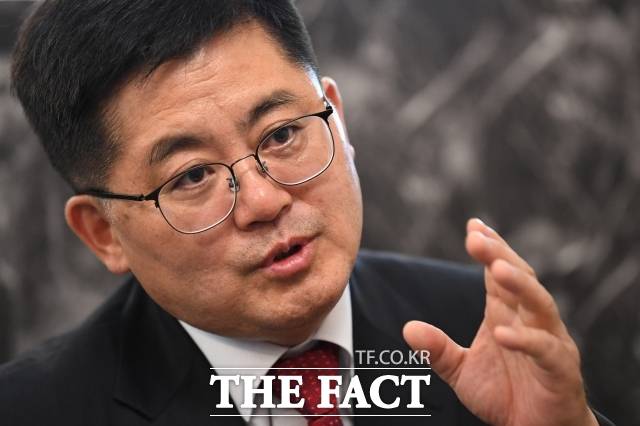 함운경 국민의힘 마포을 당협위원장이 4일 서울 여의도 국회에서 최고위원출마와 관련해 인터뷰 하고 있다. 함 후보는 "대통령이 변해야 한다"며 "저는 민주당과 싸울 수 있는 전략과 능력이 있다"고 밝혔다./남윤호 기자