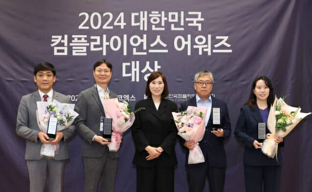 서영욱 한국전기안전공사 성과감사부장(맨 왼쪽)과 김은성 한국컴플라이언스협회 이사장(왼쪽 세 번째)이 대한민국 컴플라이언스 어워즈 대상 수상자들과 함께 기념촬영을 하고 있다.