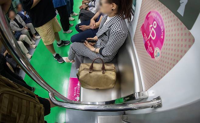 서울지하철에서 한 승객이 임산부 배려석에 가방을 올려놓고 있다. /박성원 기자