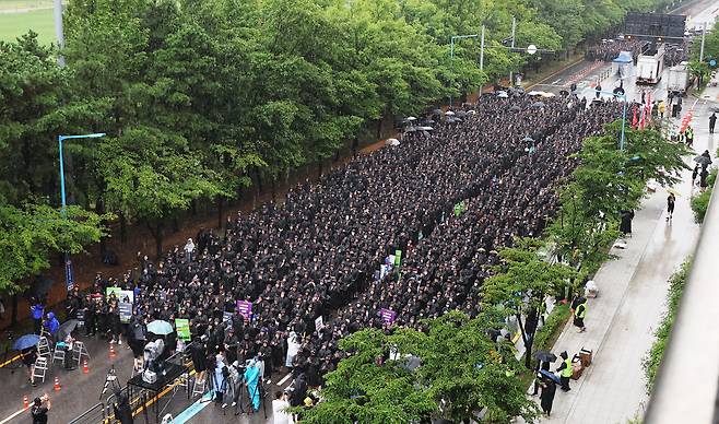 8일 오전 경기 화성시 삼성전자 화성사업장 앞에서 열린 전국삼성전자노동조합 총파업 결의대회에서 조합원들이 구호를 외치고 있다./연합뉴스