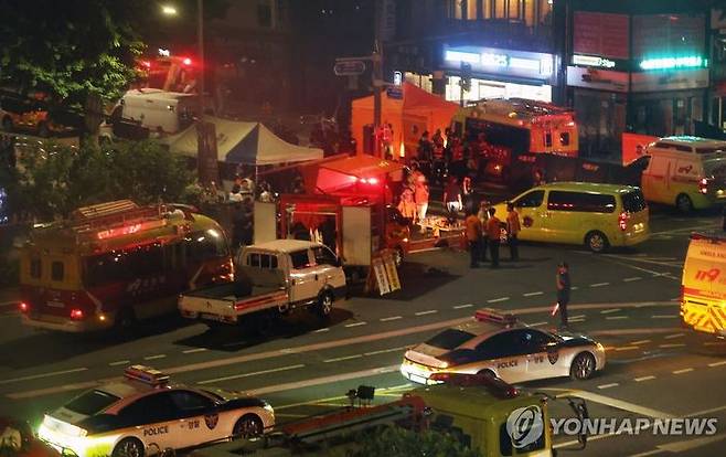 1일 서울 중구 시청역 인근 교차로에서 대형 교통사고가 발생, 사고 수습 작업이 진행되고 있다. ⓒ연합뉴스