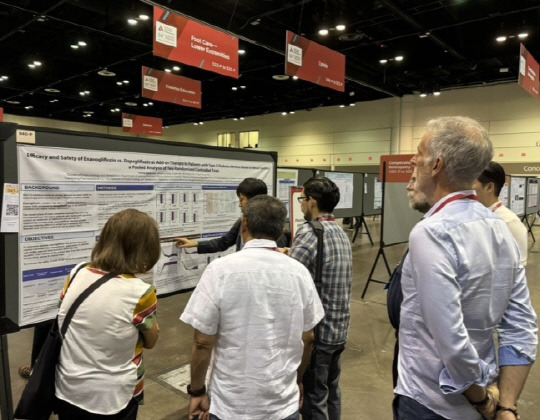 류영상 조선대학교병원 교수가 미국 당뇨병 학회에서 대웅제약 엔블로의 다파글리플로진 대비 경증 신장애 동반 당뇨병 환자 대상 우수한 혈당 강하 효과에 대한 연구 결과 포스터를 해외 의료진에게 소개하고 있다. 대웅제약 제공.