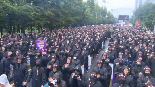 전국삼성전자노동조합(이하 전삼노)이 8일 삼성 화성사업장에서 총파업 결의대회를 열고 있다. 전삼도 유튜브 채널 캡쳐.